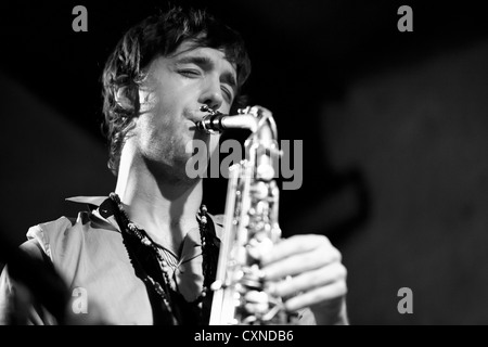 Homme jouant un saxophone sur scène à un concert Banque D'Images