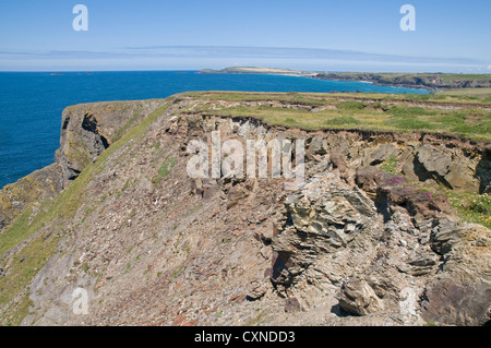 L'érosion côtière en preuve à la tête du parc sur la côte nord des Cornouailles, avec Trevose Head sur l'horizon lointain. Banque D'Images