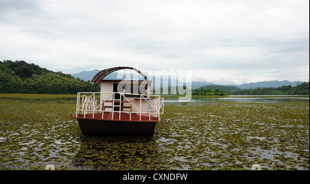 Ferry traverse le lac Nam Tien dans le Centre de conservation des éléphants, le Laos. Banque D'Images