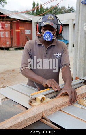 Étudiant à un atelier de menuiserie, Machui Centre professionnel dans Machui, Zanzibar, Tanzanie Banque D'Images