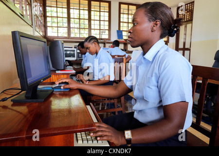 Les étudiants au cours de leçon d'informatique dans le centre de formation professionnelle, Machui Machui, Zanzibar, Tanzanie Banque D'Images