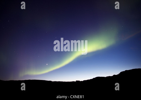 La magnifique aurore boréale ( aka Northern Lights) traces sur une silhouette du paysage islandais près de Hveragerði Banque D'Images