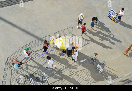 Passagers embarqués 'Royal Caribbean Grandeur of the Seas' bateau de croisière dans Katakolon, Pyrgos Municipalité, à l'ouest de la Grèce, Grèce Banque D'Images