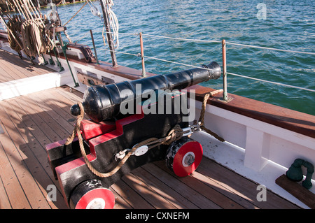 Cannon sur un grand voilier dans le port de San Diego, California USA Banque D'Images