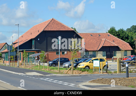 Parking neuf construit à cet effet NHS Doctors GP chirurgie et clinique de centre de santé desservant les villages avec dispensaire et clinique mère et bébé Essex Angleterre Royaume-Uni Banque D'Images