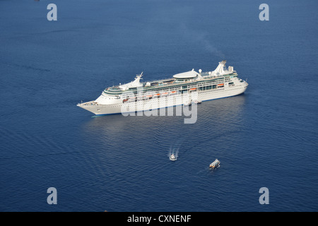 'Royal Caribbean Grandeur of the Seas' bateau de croisière amarré au large de Fira, Santorini, Cyclades, Mer Égée, Grèce Région Sud Banque D'Images
