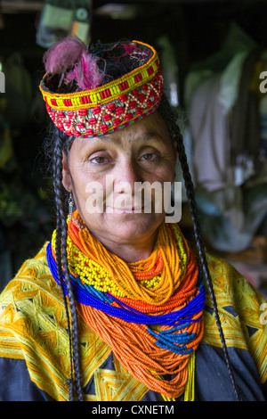 Femme Kalash sur la véranda de la plus ancienne maison de la vallée, Kalasha Grum, village de la vallée de Rumbur, Chitral, Khyber-Pakhtunkhwa, Pakistan Banque D'Images