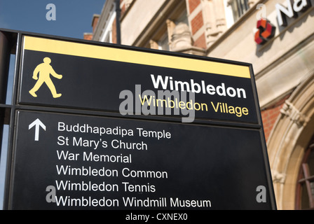 panneau indiquant les indications vers les points d'intérêt locaux dans le village de wimbledon, au sud-ouest de londres, en angleterre Banque D'Images