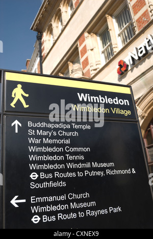 panneau indiquant les indications vers les points d'intérêt locaux dans le village de wimbledon, au sud-ouest de londres, en angleterre Banque D'Images