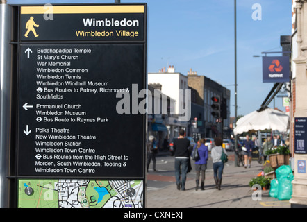 panneau indiquant les indications vers les points d'intérêt locaux dans le village de wimbledon, au sud-ouest de londres, en angleterre Banque D'Images