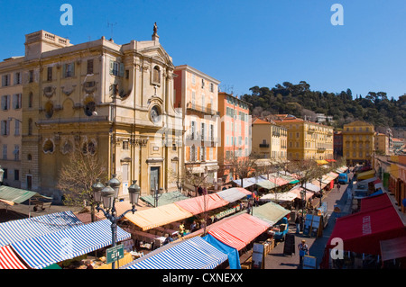 Europe France Nice le célèbre et pittoresque Marché aux Fleurs Cours Saleya. Banque D'Images