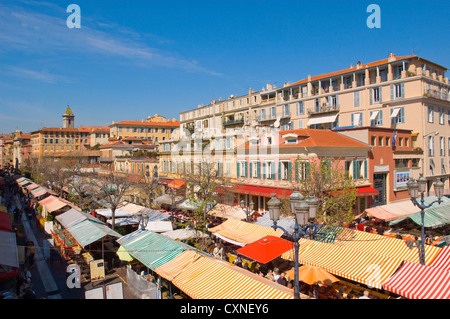 Europe France Nice le célèbre et pittoresque Marché aux Fleurs Cours Saleya. Banque D'Images