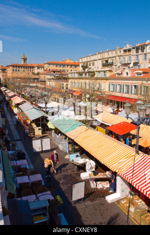 Europe France Nice le célèbre et pittoresque Marché aux Fleurs Cours Saleya. Banque D'Images