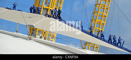 Jusqu'à l'O2, les personnes équipées en salopette bleue et la marche à pied sur le toit du dôme du millénaire, parfois appelé le "Skywalk" Banque D'Images