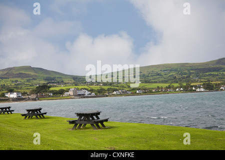 Ballygally Co Antrim Irlande du Nord à l'échelle de la baie de septembre ville d'une aire de pique à Bally château château écossais à la 17thc Banque D'Images