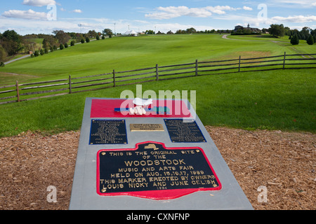 Monument sur le site de Woodstock Festival où 400 000 assis dans ce domaine en août 1969. Bethel, New York, Catskills. Banque D'Images