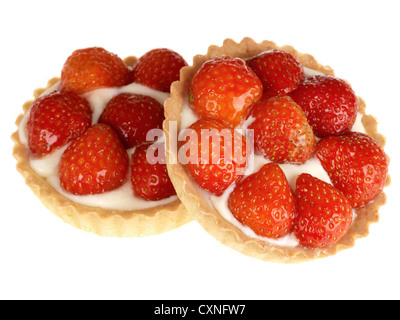 Luxe traditionnel frais Tartelettes aux fraises individuelles en pâte brisée, isolé sur un fond blanc, avec un chemin de détourage et aucun peuple Banque D'Images