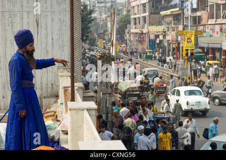 Garde de la Sikh Gurudwara Sis Ganj Sahib, un temple sikh, donnant sur Chandni Chowk, Old Delhi, Inde Banque D'Images