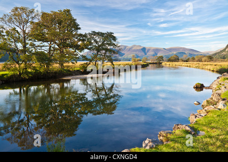 La Derwent près de Grange dans le Lake District, Cumbria, England, UK Banque D'Images