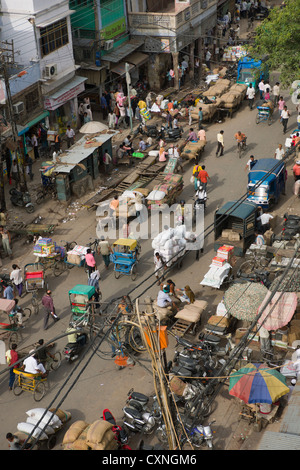 Regardant vers le bas sur la foule, porters' et des rickshaws pour sur Khari Baoli Road, (marché aux épices Bazar de Chandni Chowk), Old Delhi, Inde Banque D'Images