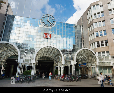 Dusseldorf, Allemagne - la gare principale (Hauptbahnhof). Bertha von Suttner Platz. Banque D'Images