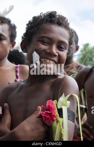 L'Indonésie, la Papouasie-Nouvelle-Guinée, l'île de Kitava. Jeune garçon en costume traditionnel à la performance. Banque D'Images