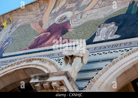 Israël, Jérusalem, des illustrations de scènes bibliques sur l'extérieur de l'Eglise de toutes les nations sur le Mont des Oliviers Banque D'Images