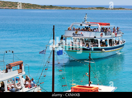 Des ferries bondés de balanciers d'Elounda et d'Agios Nikolas vous permettent de nager sur la plage de Kolokytha après avoir visité l'île de Spinalonga, Crète, Grèce Banque D'Images
