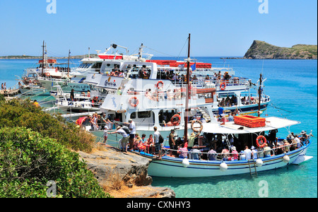 Des ferries bondés de balanciers d'Elounda et d'Agios Nikolas vous permettent de nager sur la plage de Kolokytha après avoir visité l'île de Spinalonga, Crète, Grèce Banque D'Images