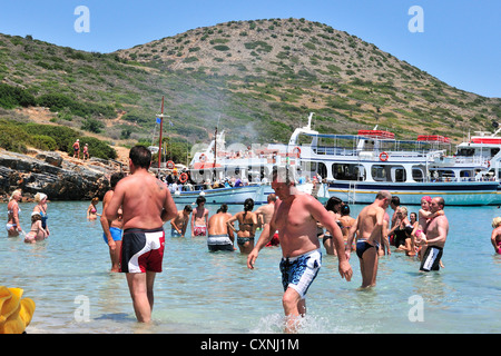 Des ferries bondés de balanciers d'Elounda et d'Agios Nikolas vous permettent de nager sur la plage de Kolokytha après avoir visité l'île de Spinalonga, Crète, Grèce Banque D'Images