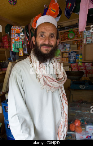 Musulman dans un magasin au Village, Bumburet Krakl Valley, Chitral, Khyber-Pakhtunkhwa, Pakistan Banque D'Images