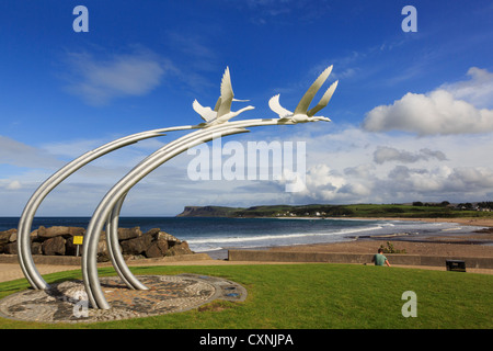 Quatre Cygnes sculptures des enfants de lir la légende sur promenade du front de mer de Ballycastle, comté d'Antrim, en Irlande du Nord, Royaume-Uni Banque D'Images