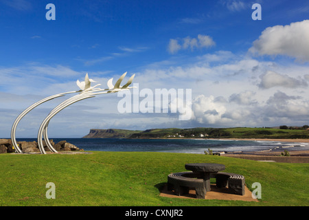 Quatre Cygnes sculpture de Enfants de lir la légende et table de pique-nique sur le front de mer de Ballycastle, Co Antrim, en Irlande du Nord, Royaume-Uni Banque D'Images