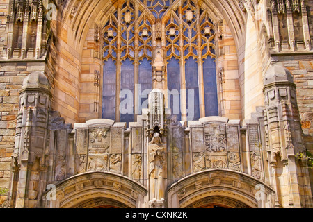 L'université de Yale Sterling Memorial Library Statue langues anciennes écritures New Haven Connecticut Banque D'Images