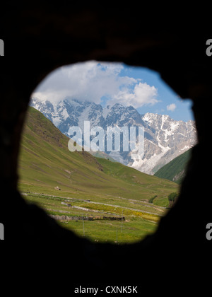 Le mont Shkhara vu de l'intérieur d'un koshkebi dans Ushguli Banque D'Images