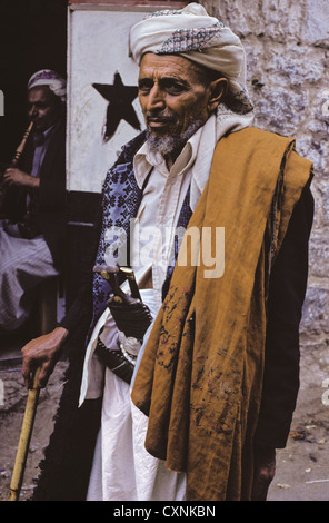 Portrait d'un homme yéménite portant un keffieh traditionnel, épaule manteau, et affichant une jambiya, Hajjah, Yémen Banque D'Images