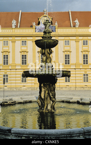 Fontaine à eau dans la cour de l'Abbaye Bénédictine de Melk, Autriche Banque D'Images