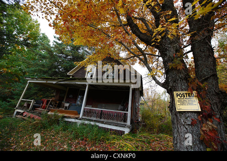 Feuillage d'automne et de la chambre en mauvais état, New Hampshire, USA Banque D'Images