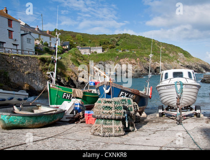 Bateaux de pêche sur la cale de Portloe Village. Cornouailles, Angleterre Banque D'Images