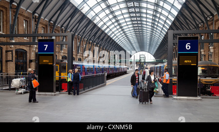 Les passagers ferroviaires arrivant à la gare ferroviaire de Kings Cross, London UK Banque D'Images