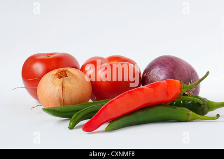 Des tomates, le vert et le poivron rouge, l'oignon Banque D'Images