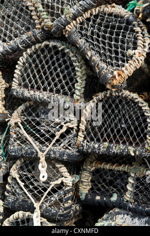 Casiers à homard du côté du port. Portloe, Cornouailles, Angleterre Banque D'Images