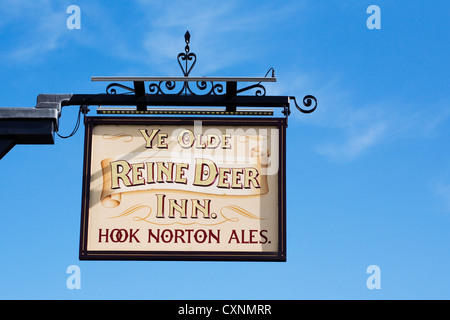 Signe pour Ye Olde Reine Deer Inn, public de la ville de Banbury, Oxfordshire. Banque D'Images