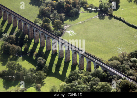 Vue aérienne d'un viaduc de chemin de fer dans le Lancashire Banque D'Images
