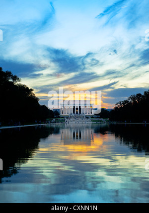 Le Lincoln Memorial avec ciel dramatique et la réflexion dans le miroir d'eau, récemment rénové. Washington DC Banque D'Images