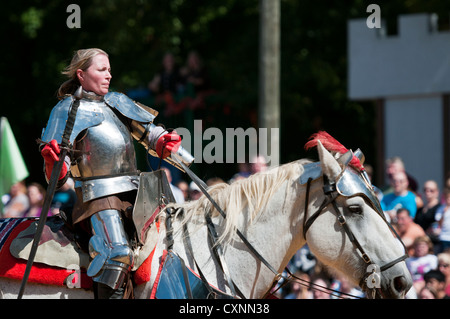 Femme portant une armure de chevalier à cheval à la Maryland Renaissance Festival/foire à Annapolis Maryland Banque D'Images