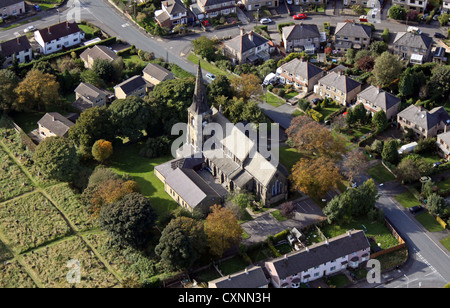 Vue aérienne de l'église St Mary à Wyke près de Bradford Banque D'Images