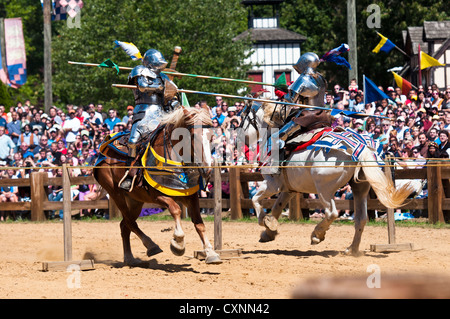 Les chevaliers de Tournoi à cheval dans le Maryland Renaissance Festival/foire à Annapolis Maryland Banque D'Images