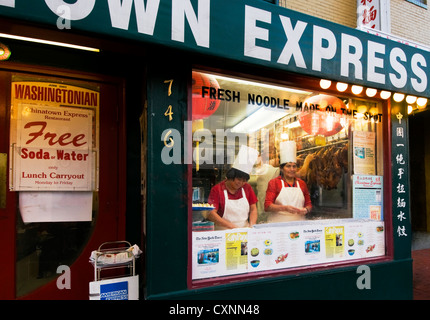 Le restaurant Express Chinatown à Washington DC avec les chefs préparer la nourriture dans la fenêtre avant. Banque D'Images