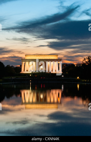 Le Lincoln Memorial avec ciel dramatique et la réflexion dans le miroir d'eau, récemment rénové. Washington DC Banque D'Images